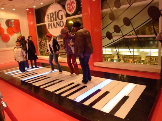 Музейный танцпол, светодиодная фортепианная художественная светодиодная подсветка, интерактивная танцевальная панель для науки, детский игровой зал, бар, диджей, свадебное шоу